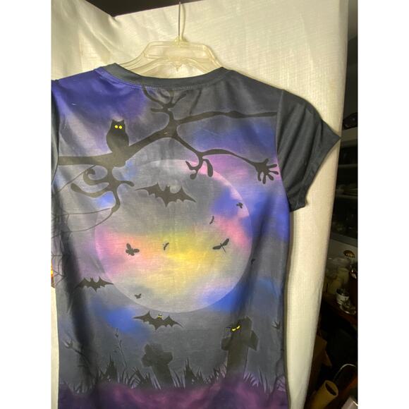 Halloween graphic tshirt with bride and groom skeleton. - Picture 11 of 12